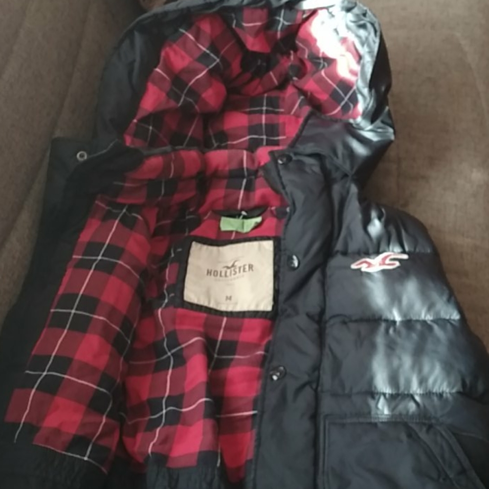 HOLLISTER HOODED VEST!